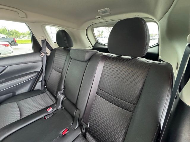 2018 Nissan Rogue SV photo 19