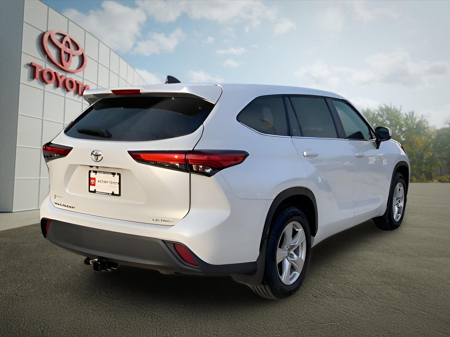 2023 Toyota Highlander LE photo 4