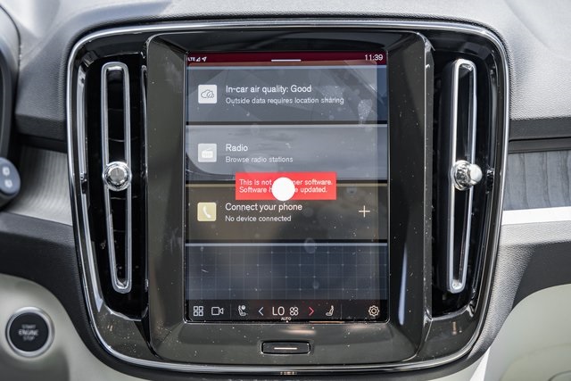 2025 Volvo XC40 Plus photo 18
