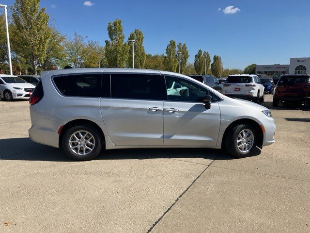 2026 Chrysler Pacifica photo 4