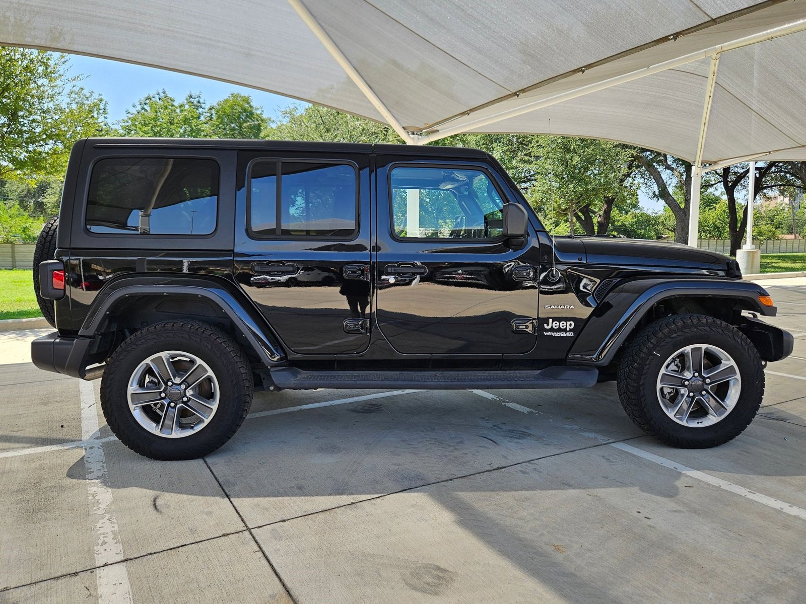 2022 Jeep Wrangler Unlimited Sahara photo 4