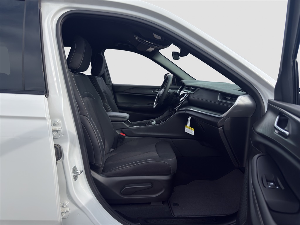 2025 Jeep Grand Cherokee Laredo photo 16