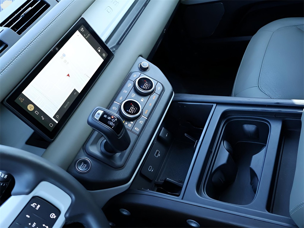 2024 Land Rover Defender 110 S photo 12