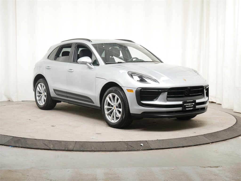 2024 Porsche Macan T photo 11