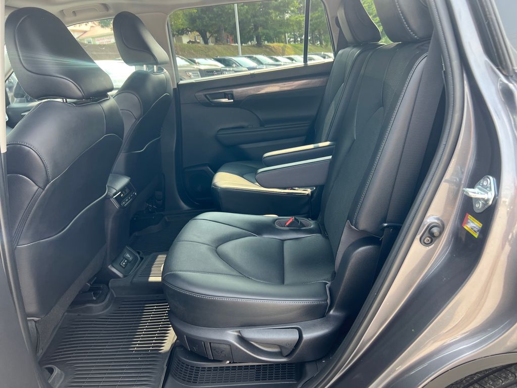 2022 Toyota Highlander Hybrid Limited photo 23
