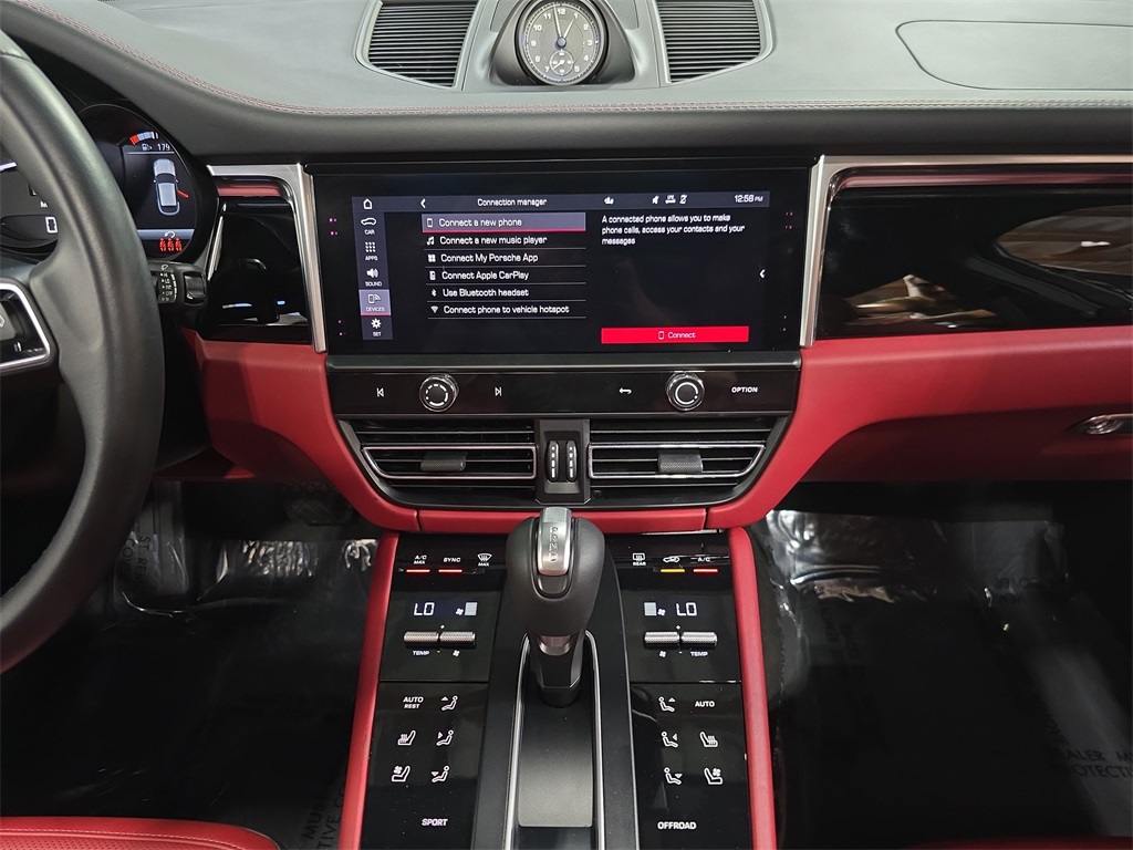 2023 Porsche Macan T photo 16