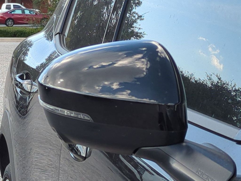 2025 Nissan Kicks SR photo 4