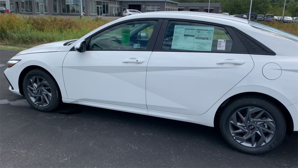 2025 Hyundai Elantra Blue SEL Sport photo 3