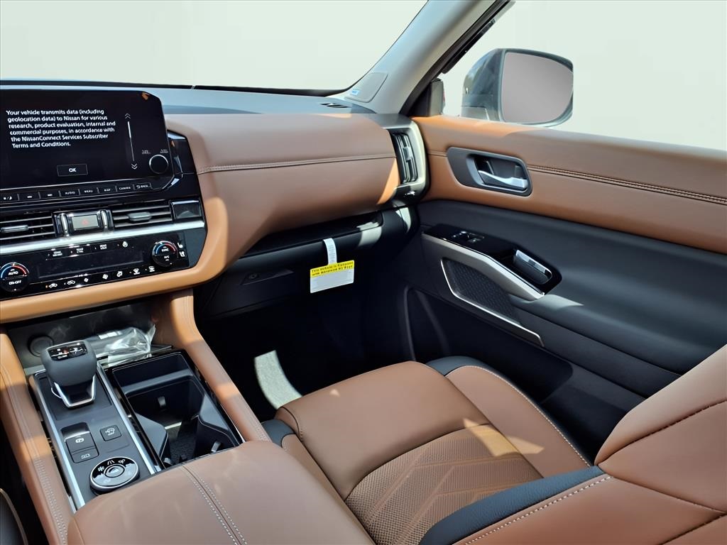 2025 Nissan Pathfinder Platinum photo 9