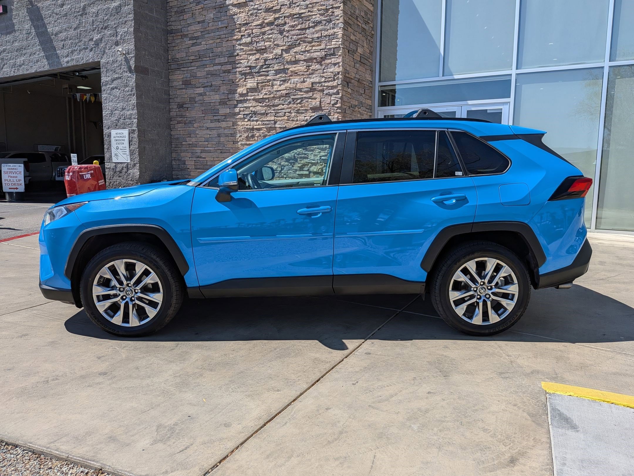 2019 Toyota RAV4 XLE Premium photo 2
