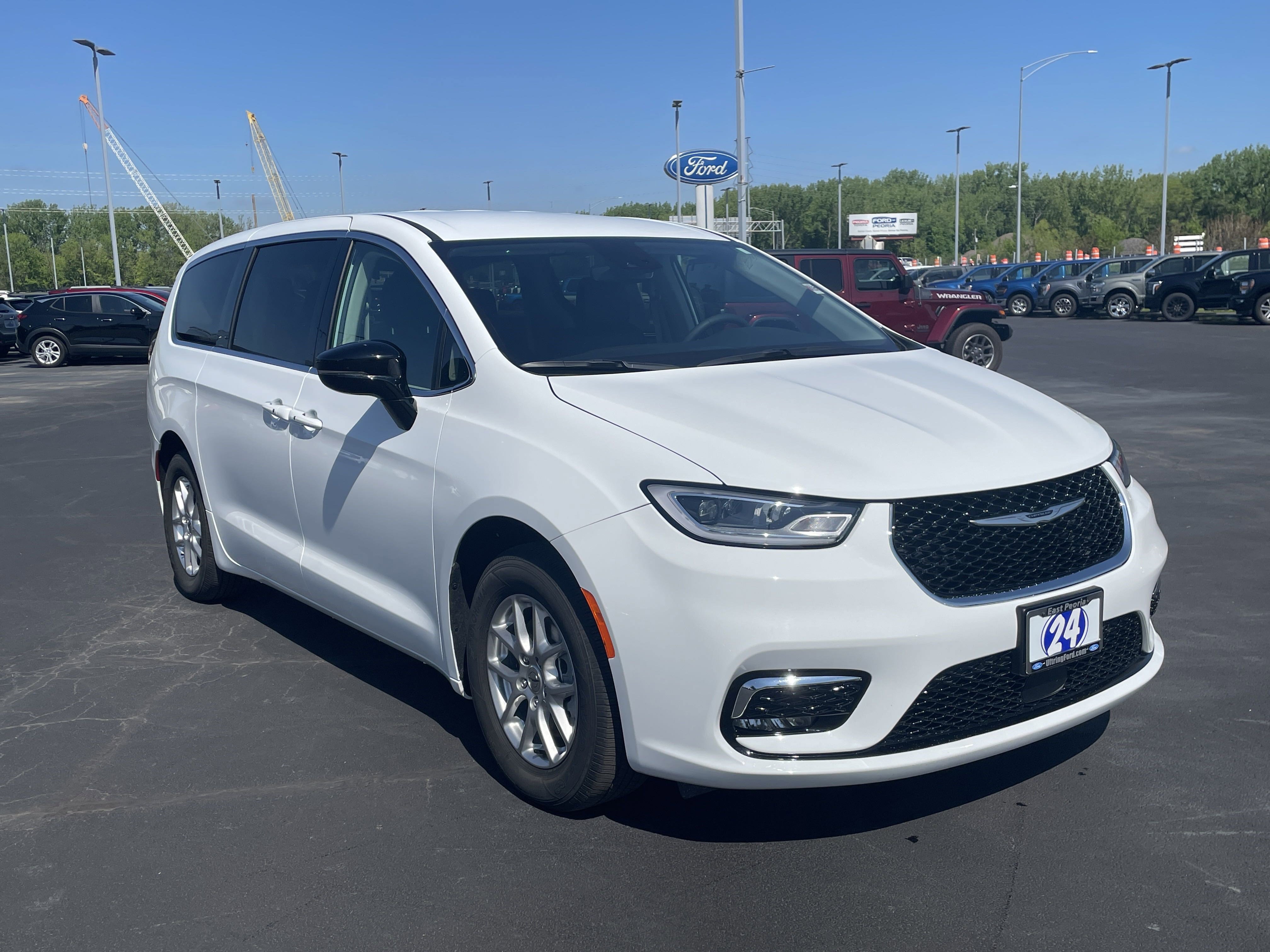 2024 Chrysler Pacifica Touring L photo 8