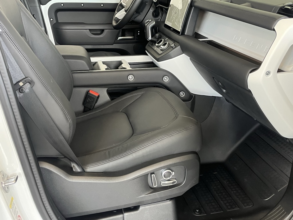 2025 Land Rover Defender 130 X-Dynamic SE photo 32
