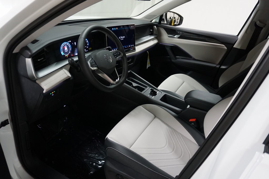 2025 Volkswagen Tiguan SE photo 2