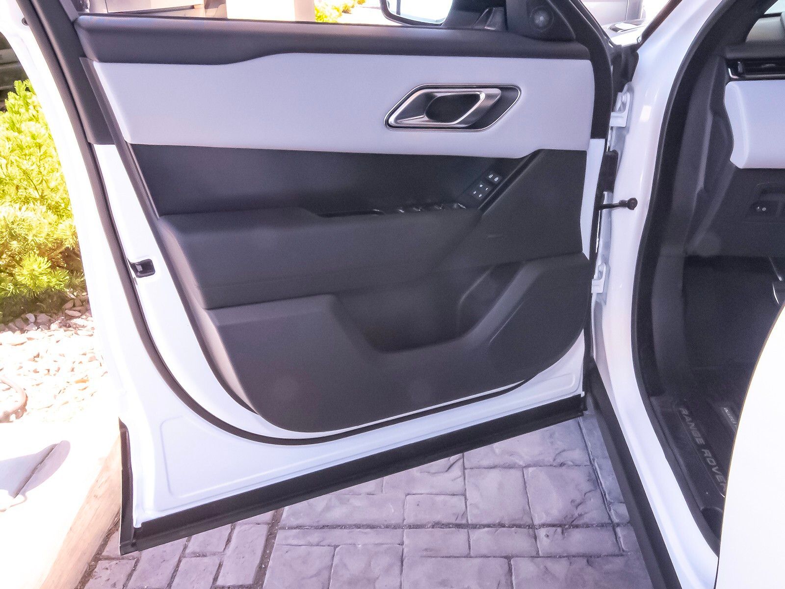 2026 Land Rover Range Rover Velar SE photo 31