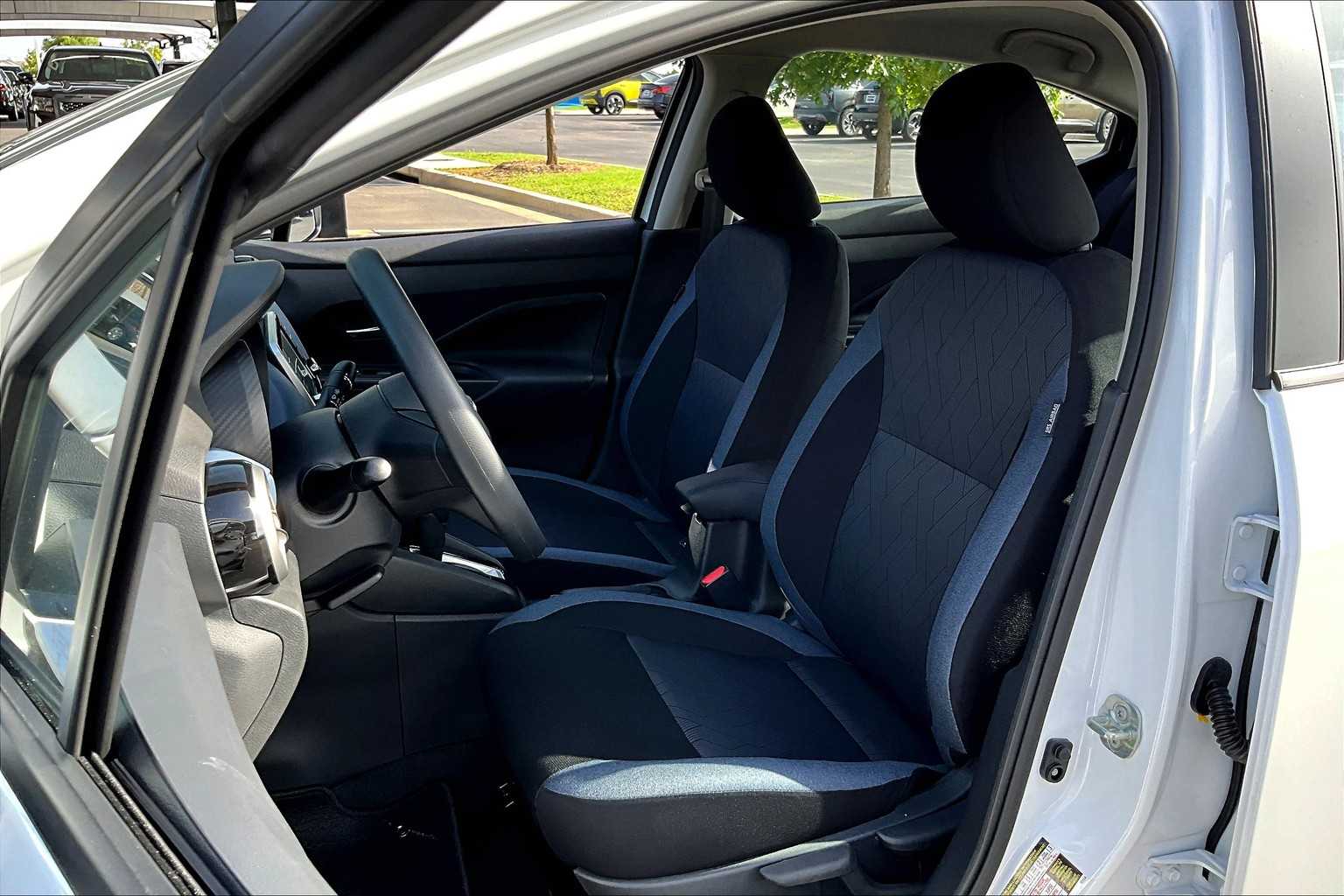 2025 Nissan Versa SV photo 9