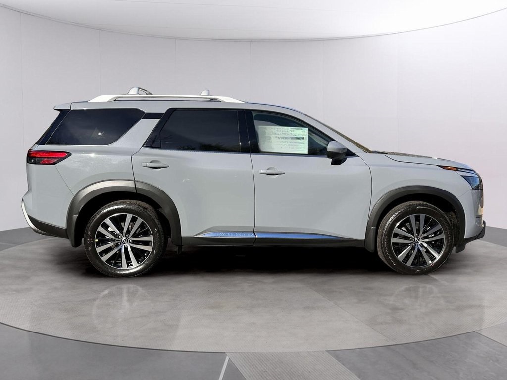 2025 Nissan Pathfinder Platinum photo 2