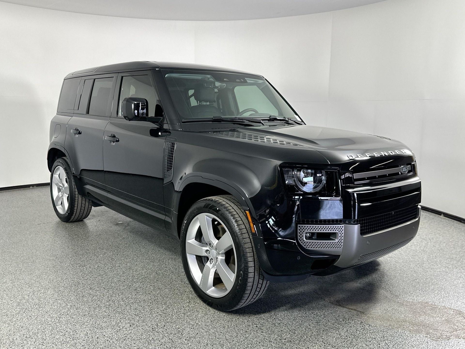 2025 Land Rover Defender 110 X-Dynamic SE photo 3