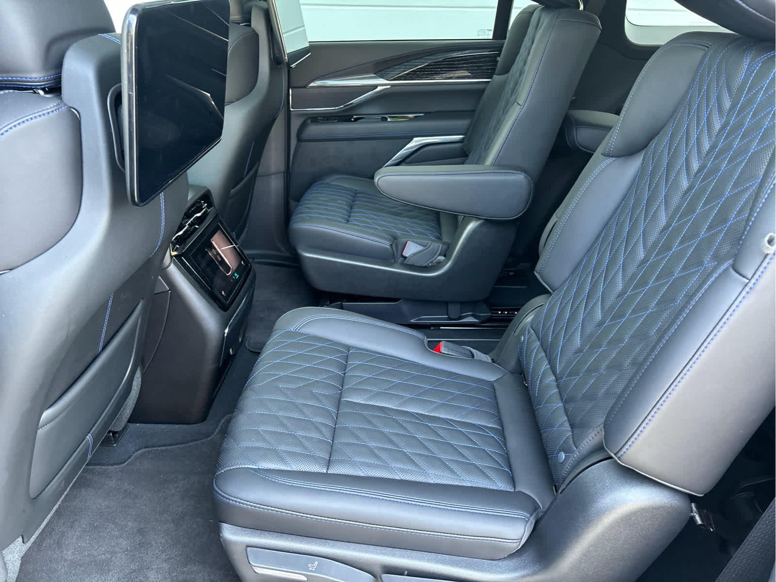 2025 Cadillac Escalade IQ Luxury photo 9