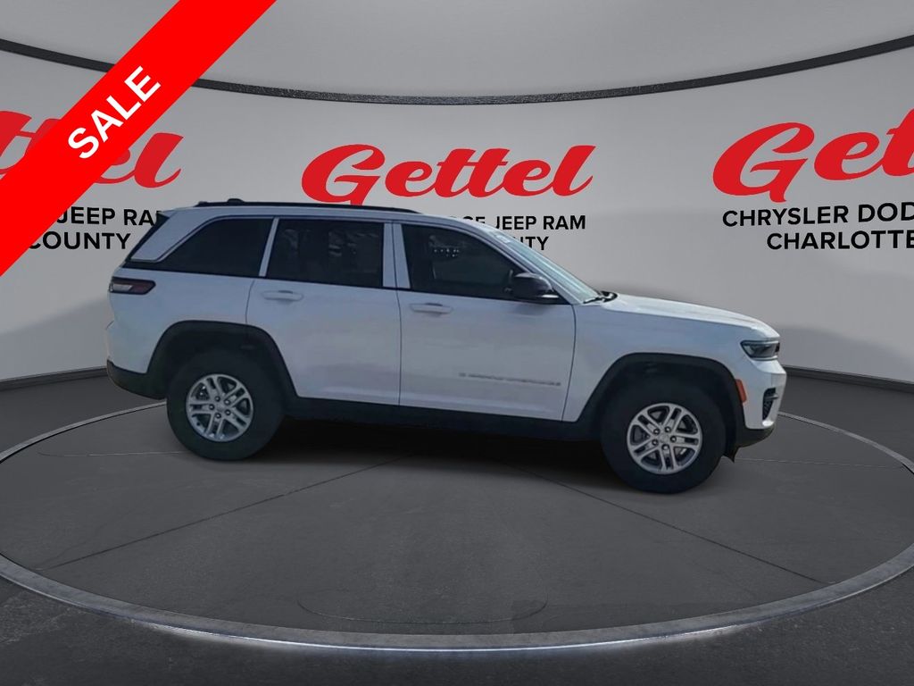 2025 Jeep Grand Cherokee Laredo photo 3