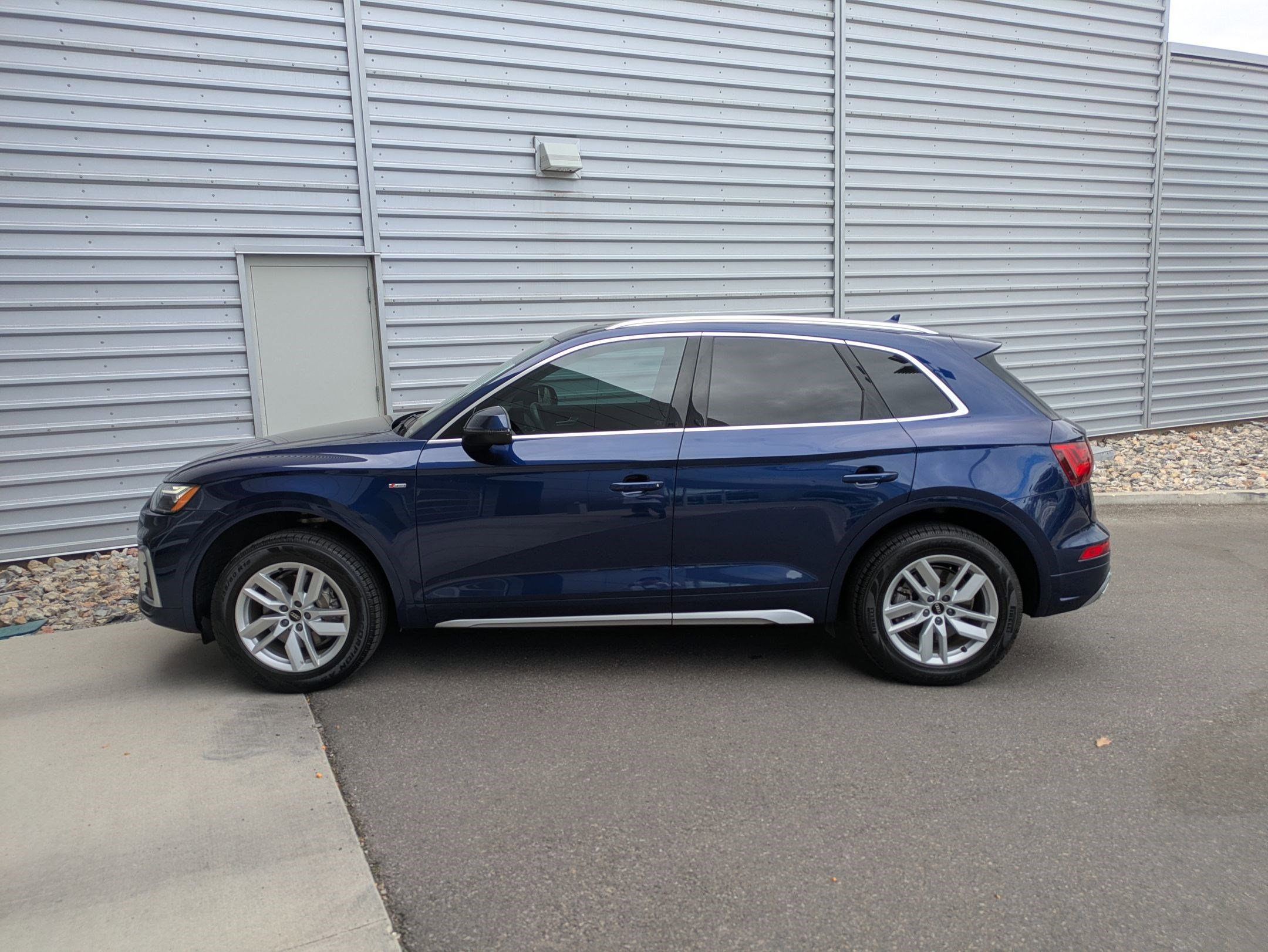 2022 Audi Q5 S line Premium photo 2