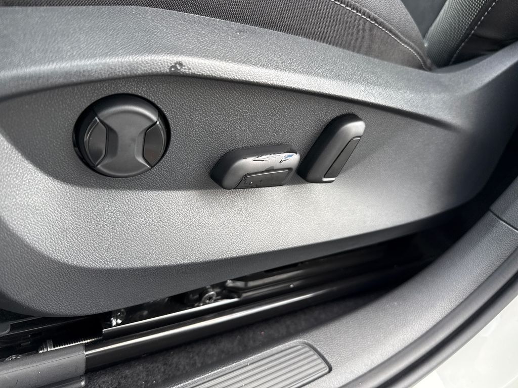 2025 Volkswagen Taos SE photo 4