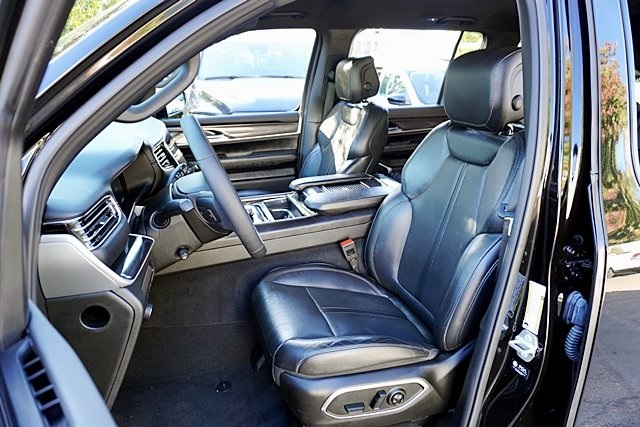 Used 2023 Black Jeep Base image 14