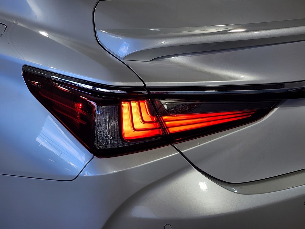 2024 Lexus ES 300h Premium photo 9