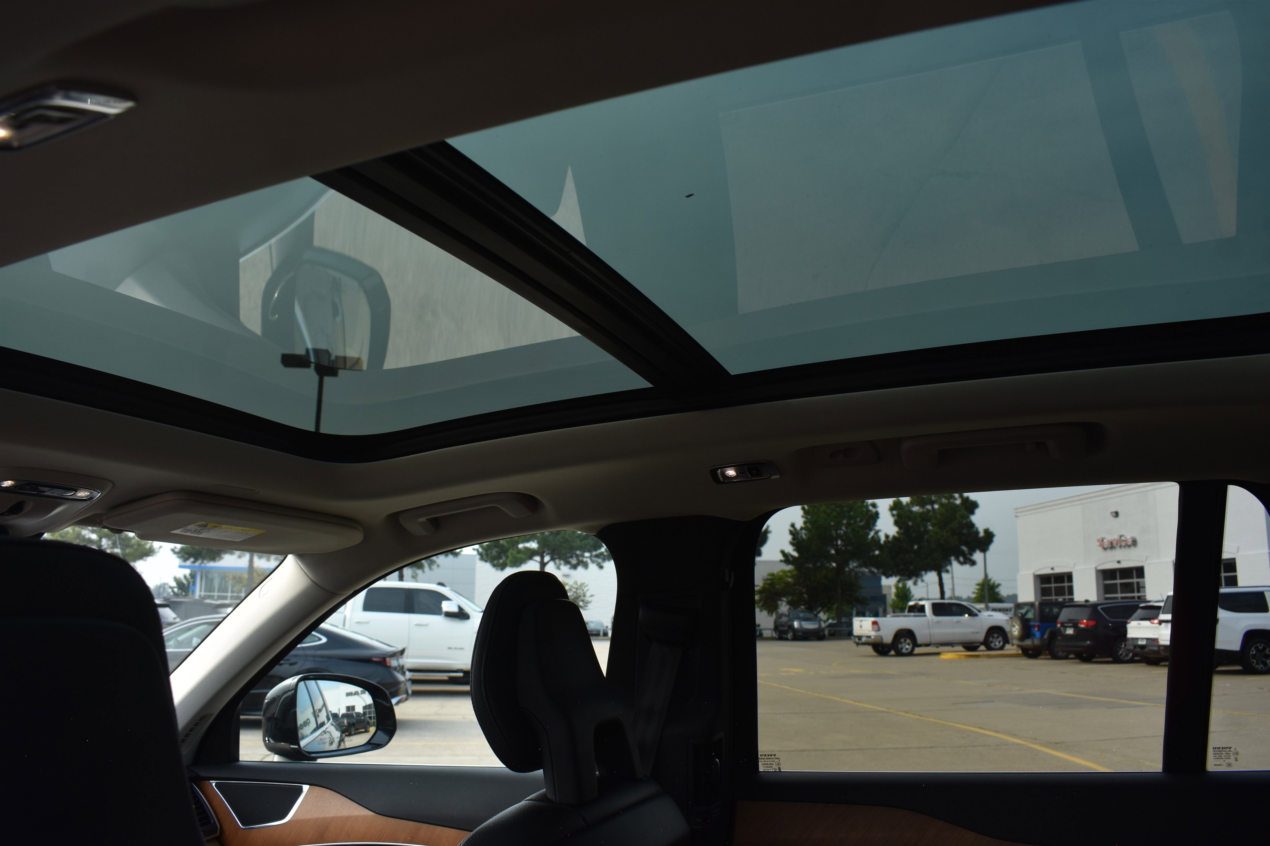 2022 Volvo XC90 T6 Momentum AWD photo 9