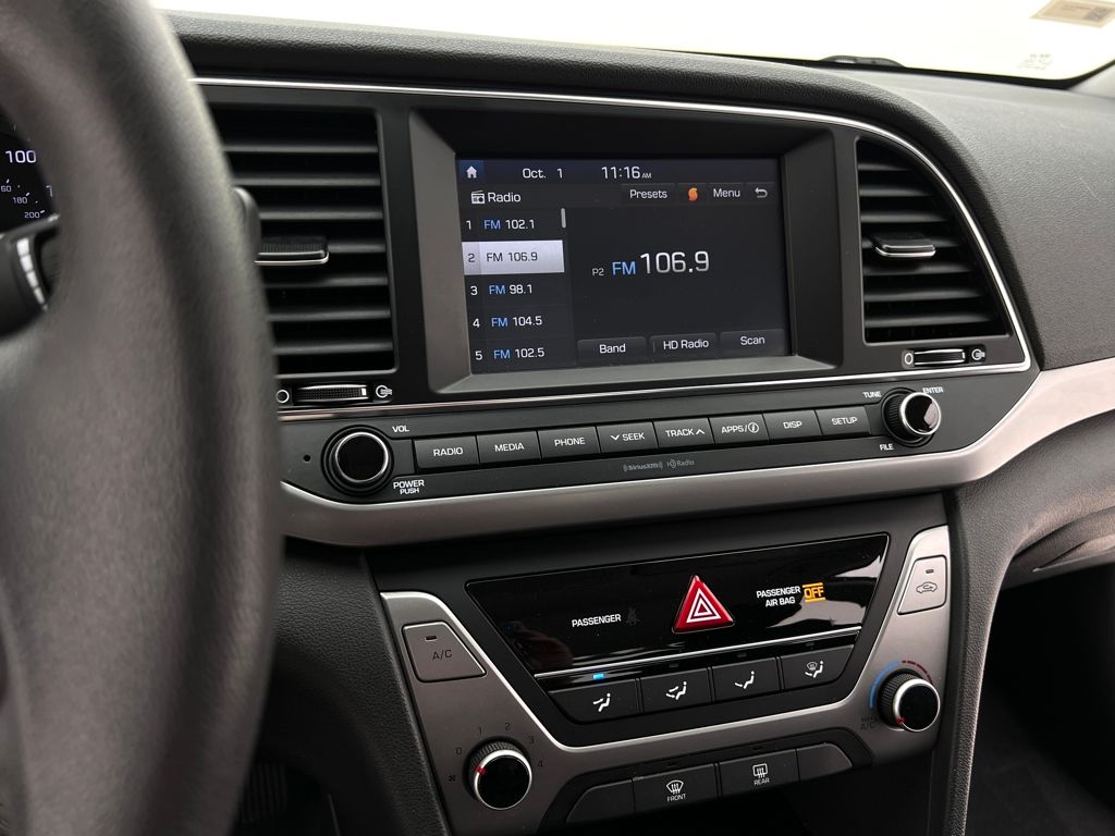 2018 Hyundai Elantra SEL photo 4