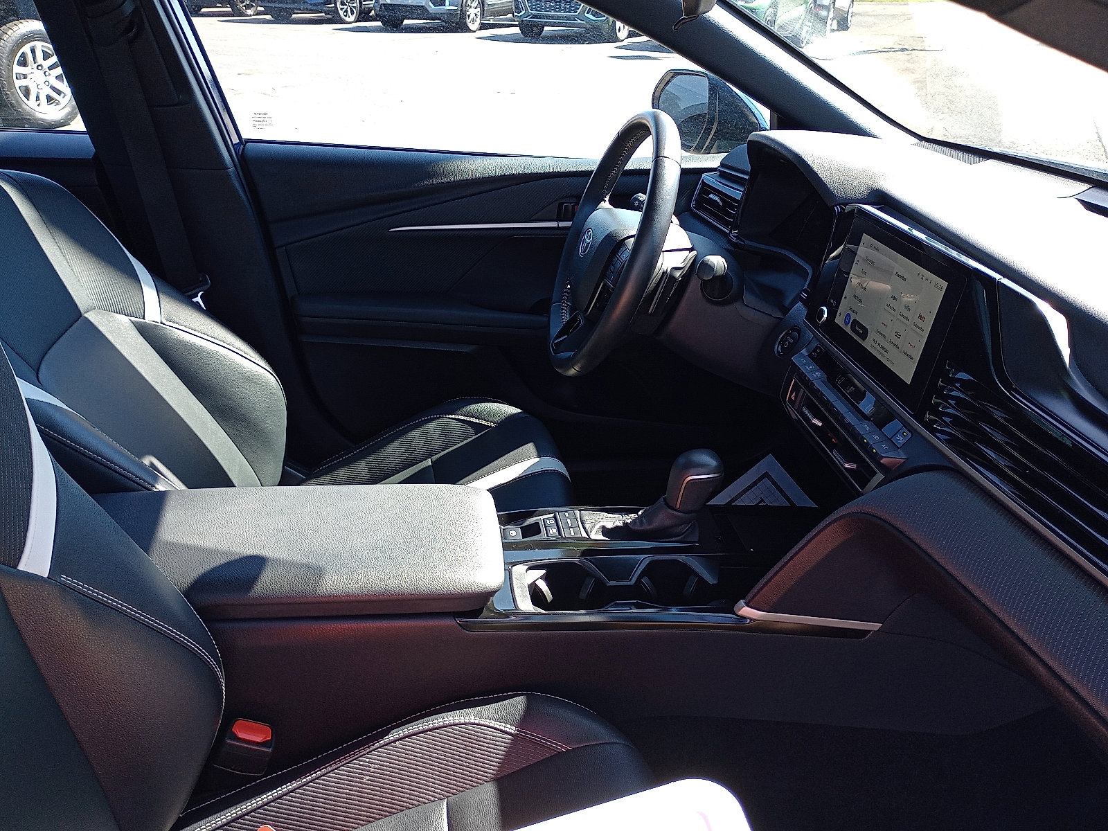 2025 Toyota Camry SE photo 7