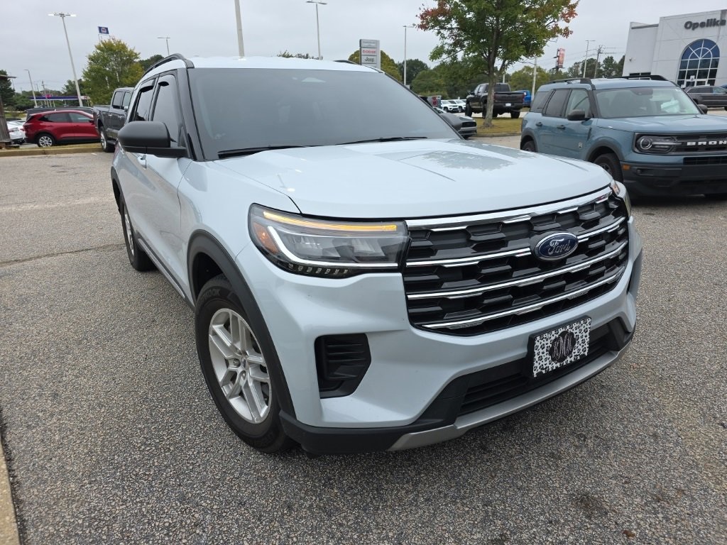 2025 Ford Explorer photo 2