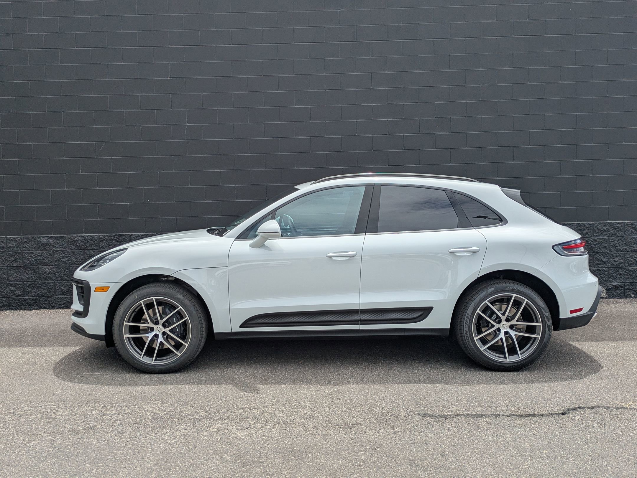 2025 Porsche Macan T photo 2