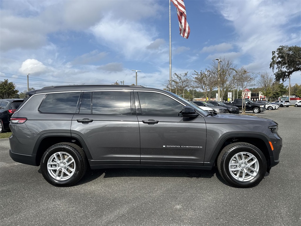 2025 Jeep Grand Cherokee Laredo photo 2
