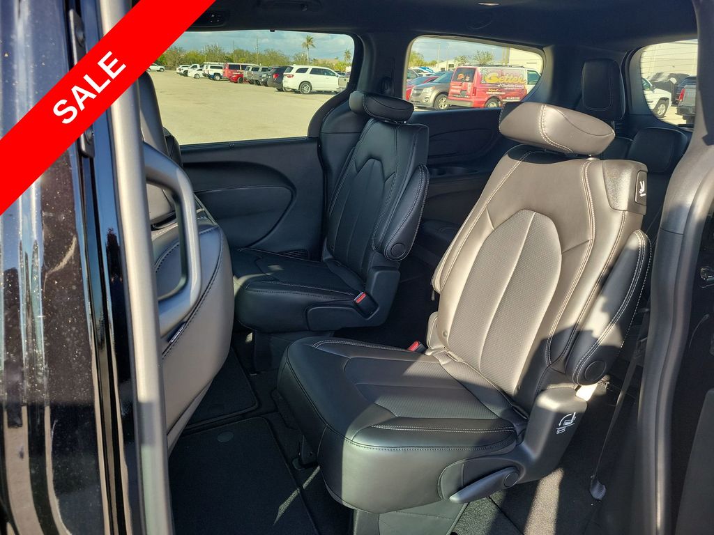 2025 Chrysler Pacifica photo 22
