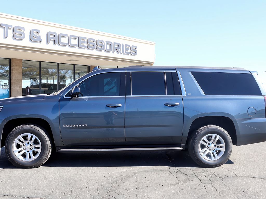 2020 Chevrolet Suburban 1500 LT photo 4