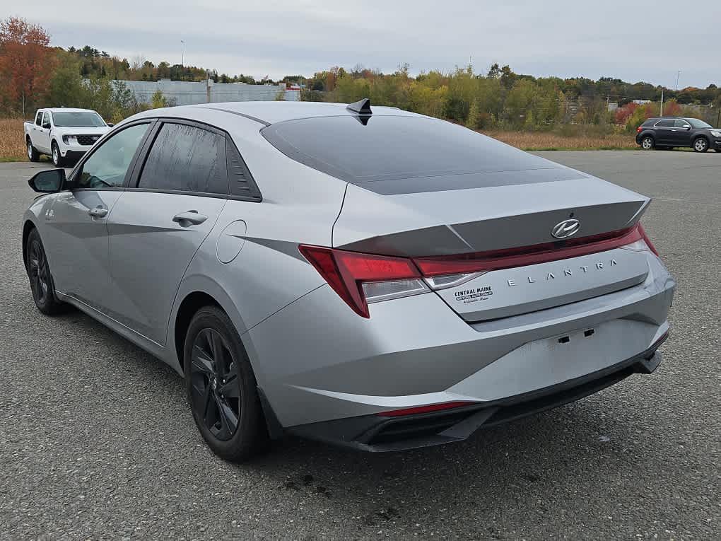 2022 Hyundai Elantra SEL photo 3