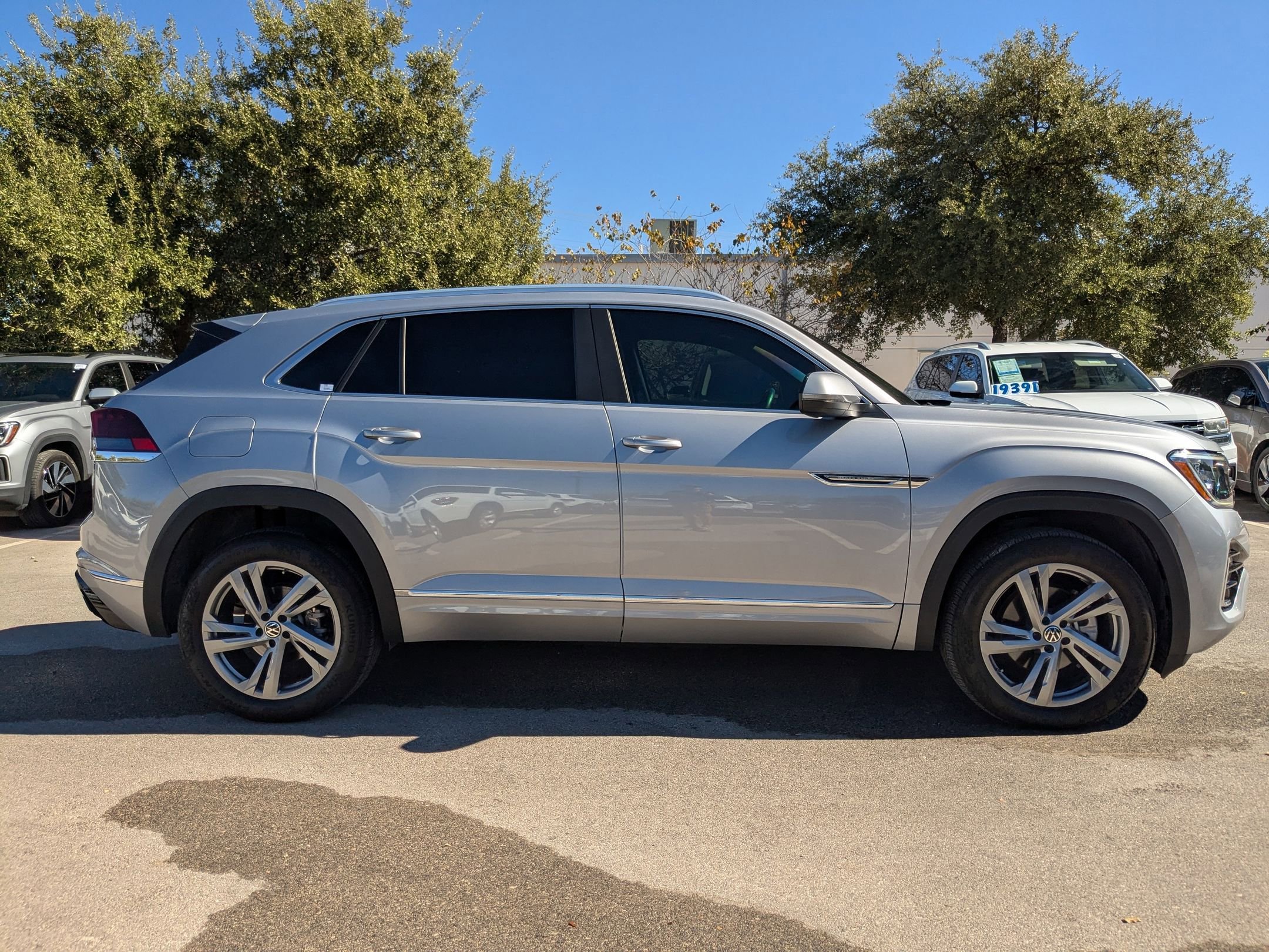 2024 Volkswagen Atlas Cross Sport SEL R-Line photo 2