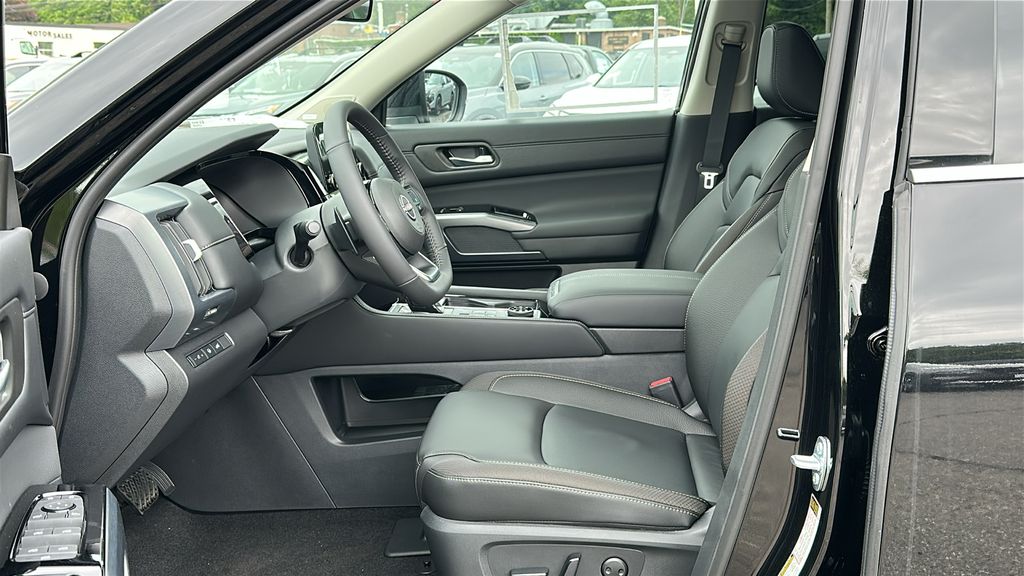 2025 Nissan Pathfinder SL photo 10