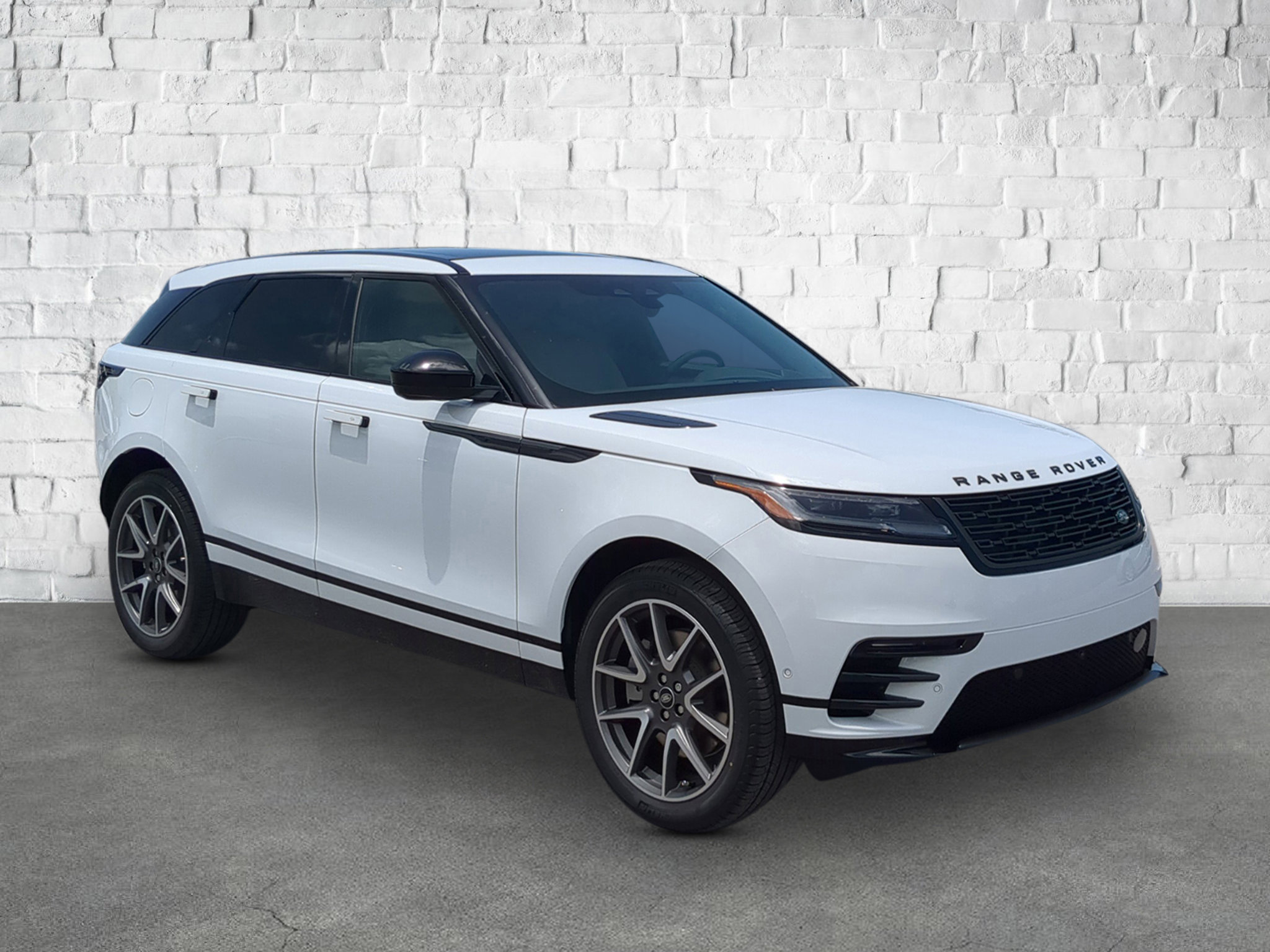 2026 Land Rover Range Rover Velar SE photo 8