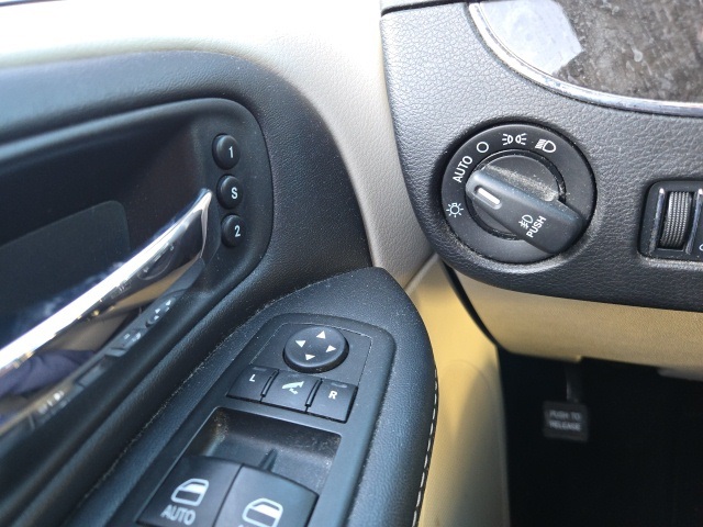 2015 Chrysler Town & Country Limited photo 16