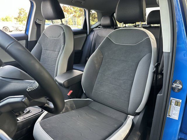2025 Volkswagen Taos SE photo 3