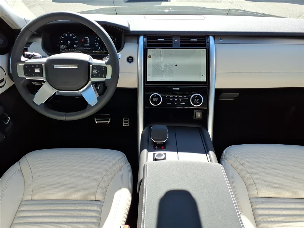 2026 Land Rover Discovery photo 3