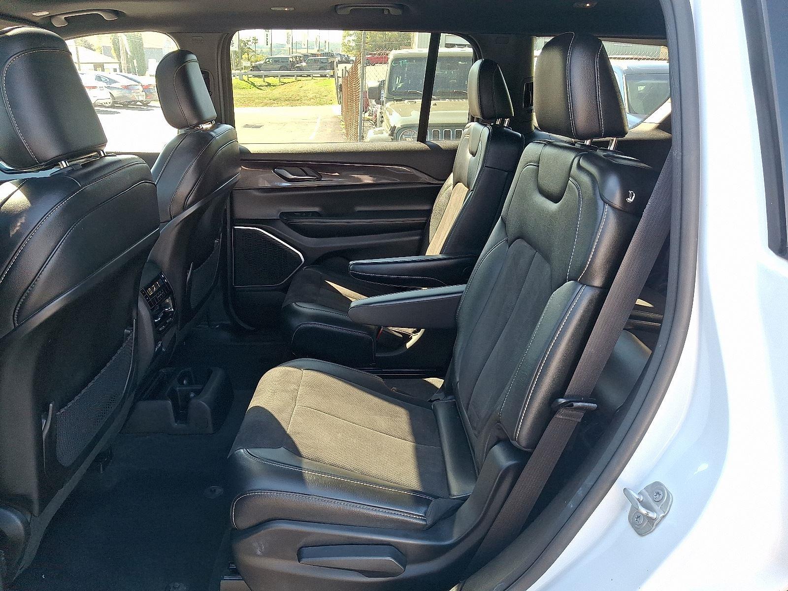 2023 Jeep Grand Cherokee Altitude photo 11