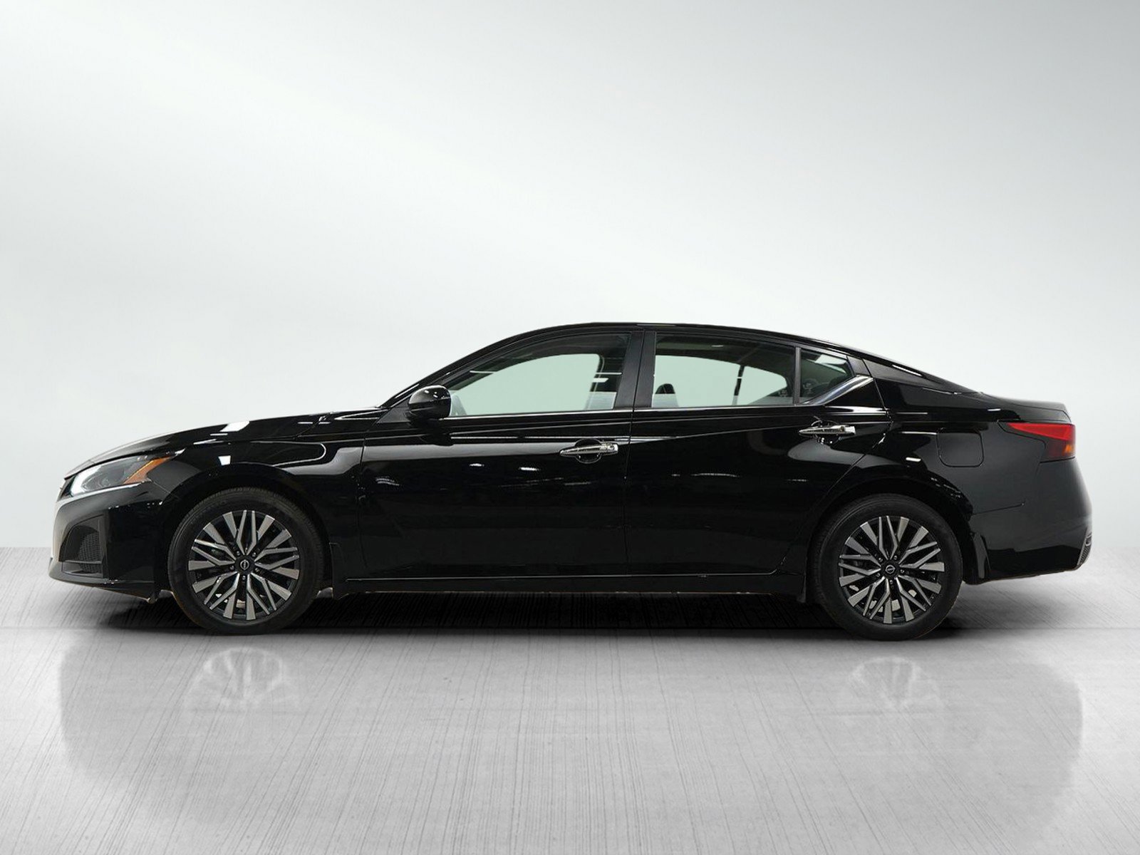 Used 2024 Nissan Altima SV with VIN 1N4BL4DW3RN391916 for sale in Minneapolis, Minnesota
