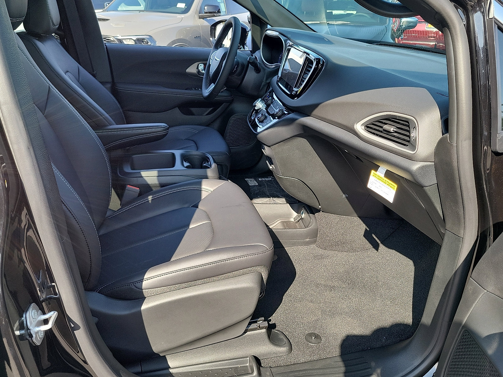 2025 Chrysler Voyager LX photo 12