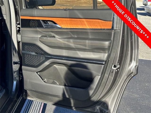 2023 Jeep Grand Wagoneer III photo 19