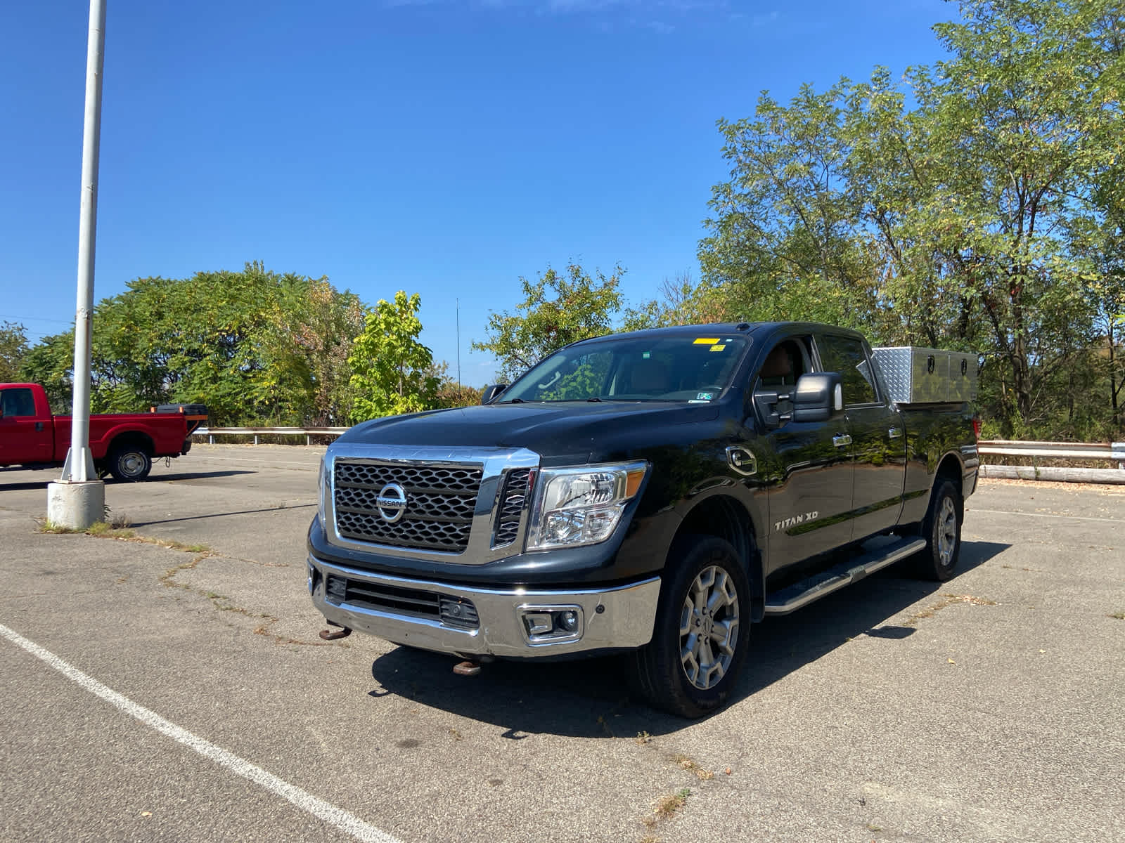 2017 Nissan Titan SV Crew Cab photo 8