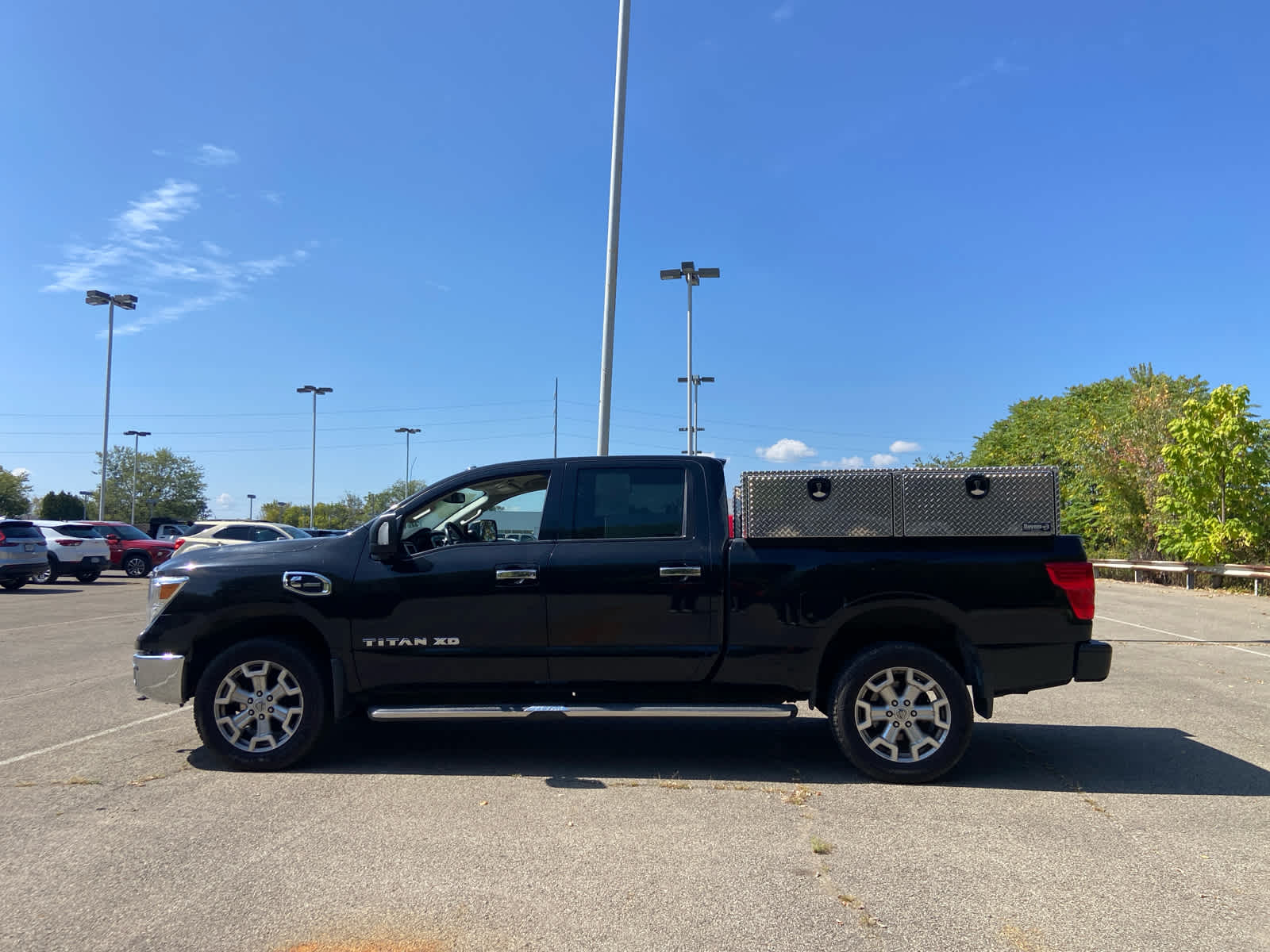 2017 Nissan Titan SV Crew Cab photo 7