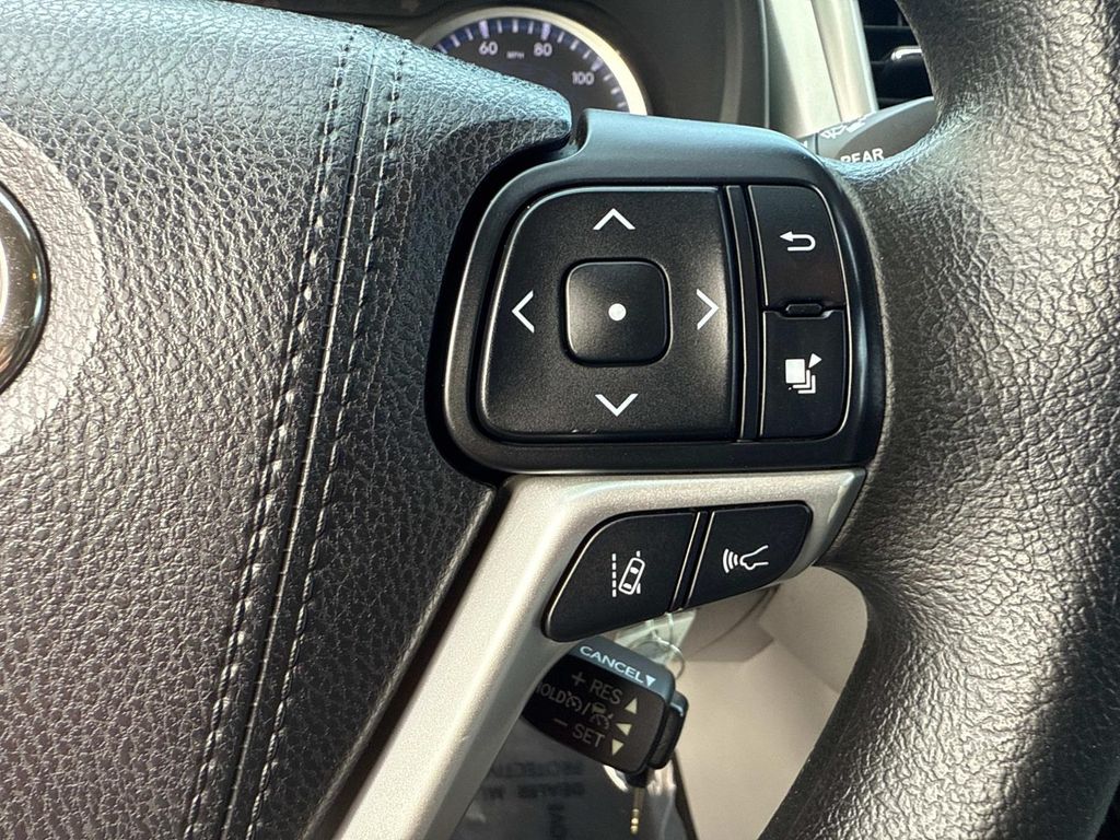 2017 Toyota Highlander LE photo 29