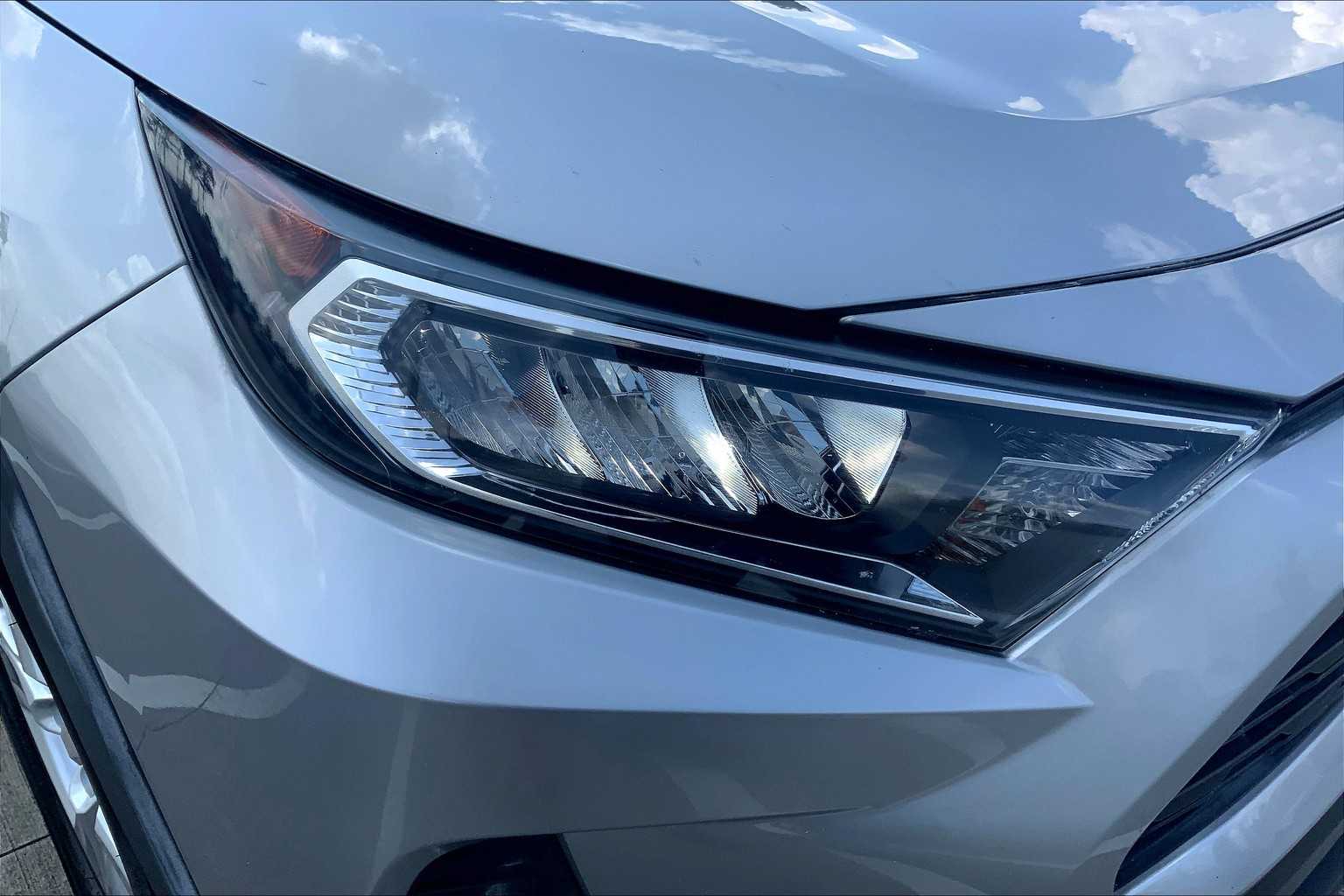 2020 Toyota RAV4 XLE photo 26